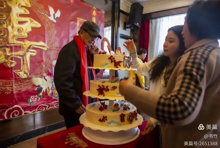 【同学聚会集体过70岁生日庆典】